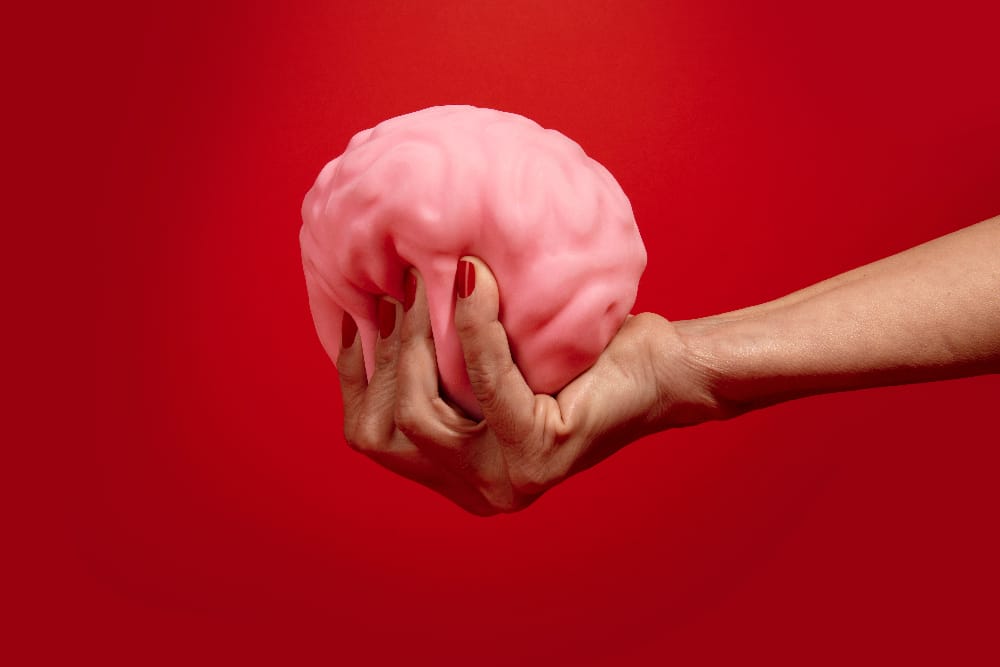 Immagine di un cervello strizzato che simboleggia il brain rot
