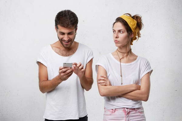 Coppia che si guarda negli occhi senza smartphone - metodo contro il phubbing
