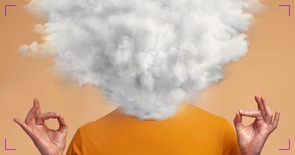 Persona che medita circondata da una nuvola - concetto di nutrire la mente